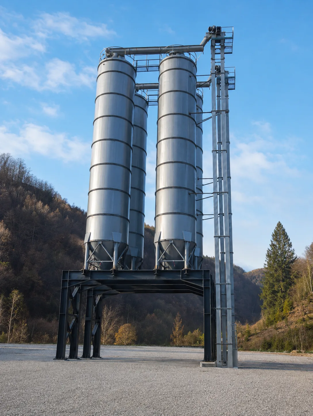 Storage system of 17 silos with a bucket elevator, designed and installed by Altebo